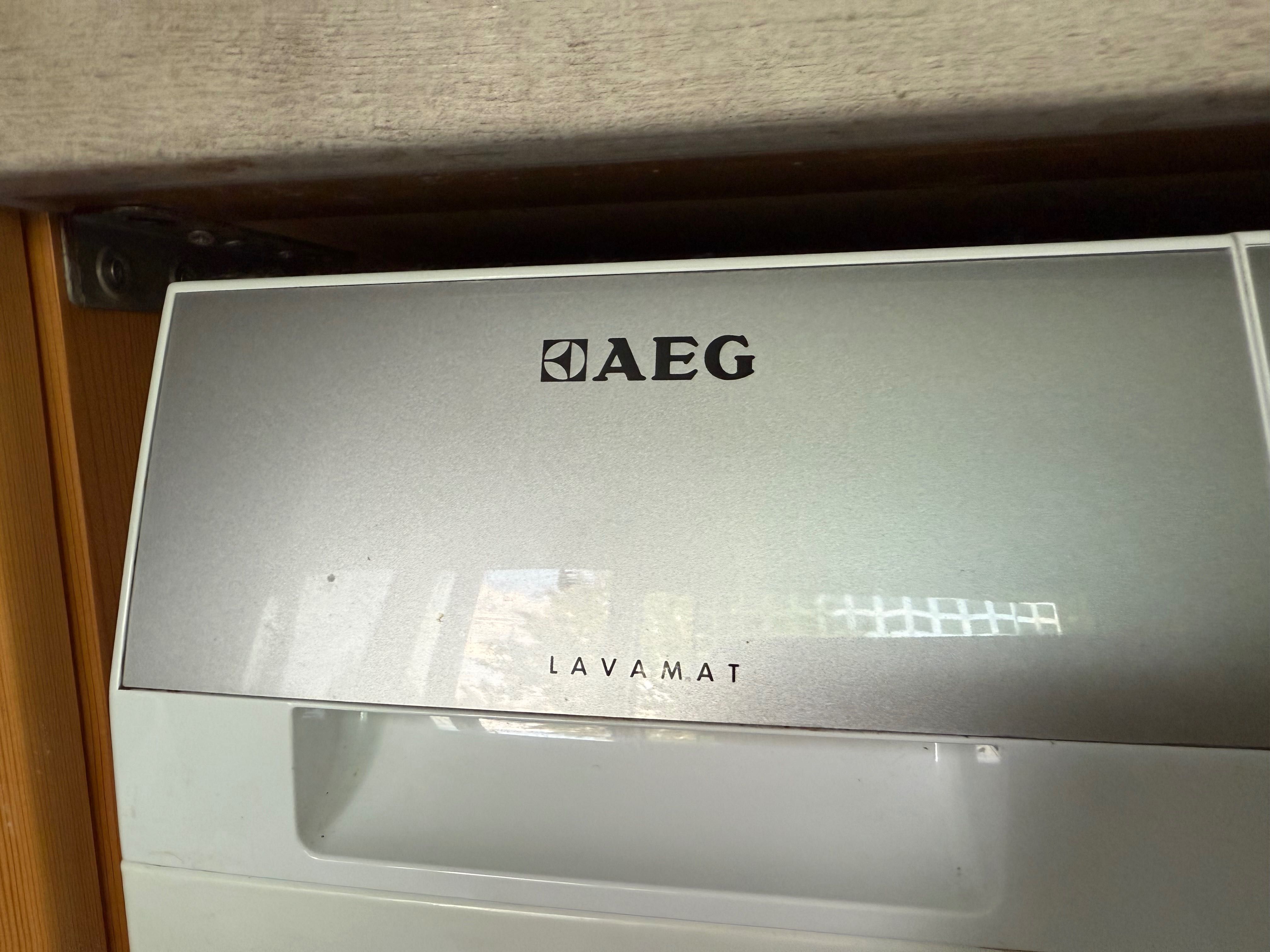 Продавам пералня AEG
