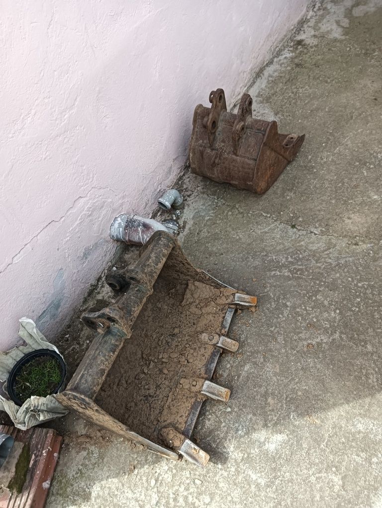 Execut săpături cu miniexcavator