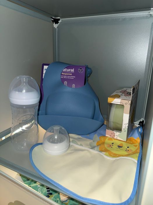 Ново шише за хранене и купичка