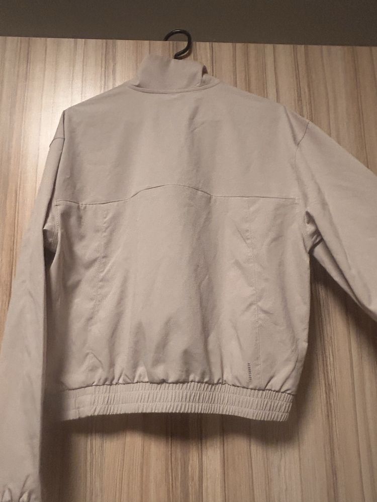 Adidas ESSENTIALS е дамско тренировъчно яке XS