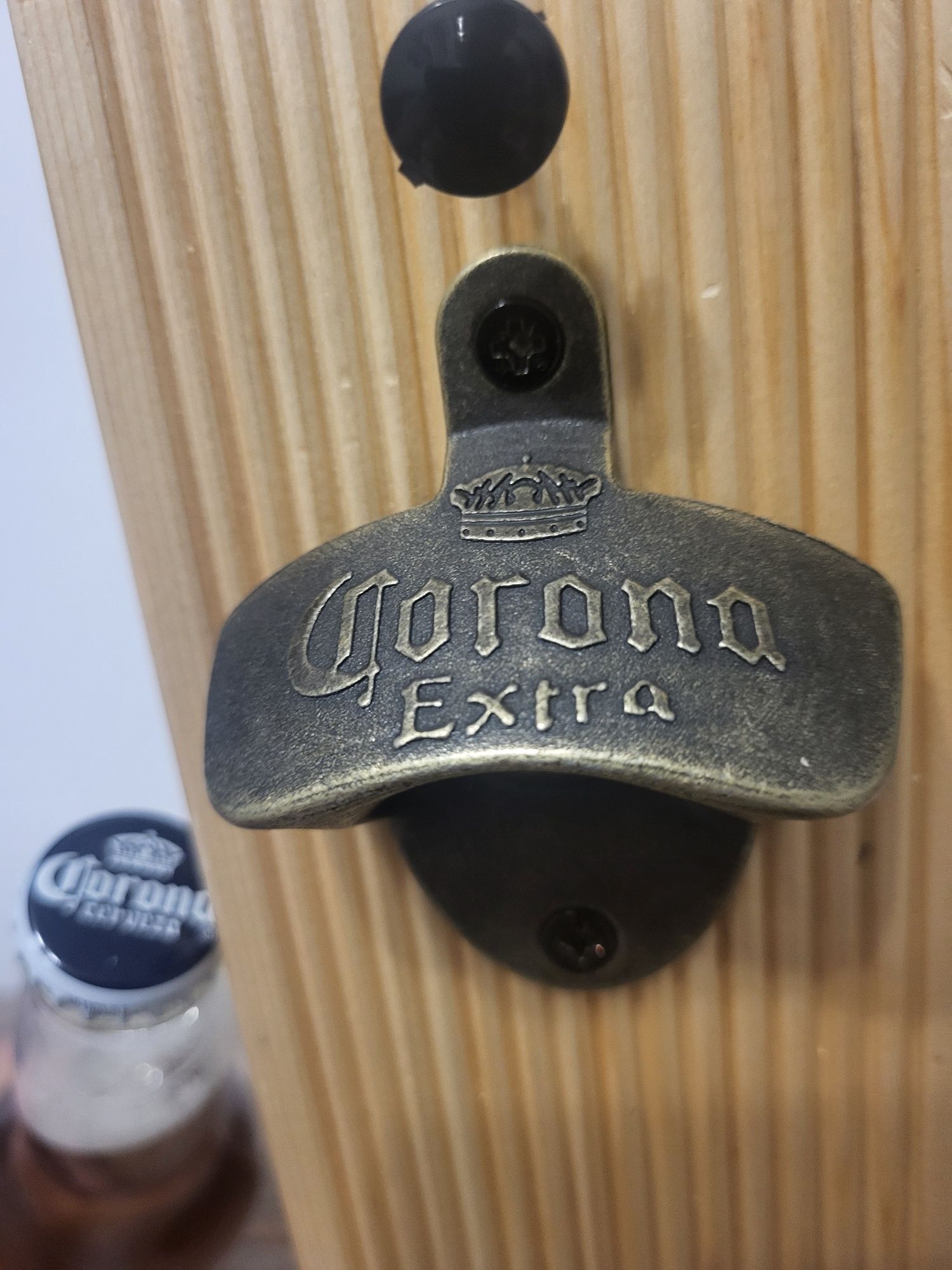 Corona Extra - desfacator bere pentru perete Cadou