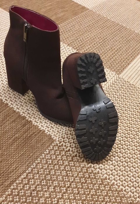 Ghete maro din piele întoarsă Benetton, mărimea 36, cu toc comod