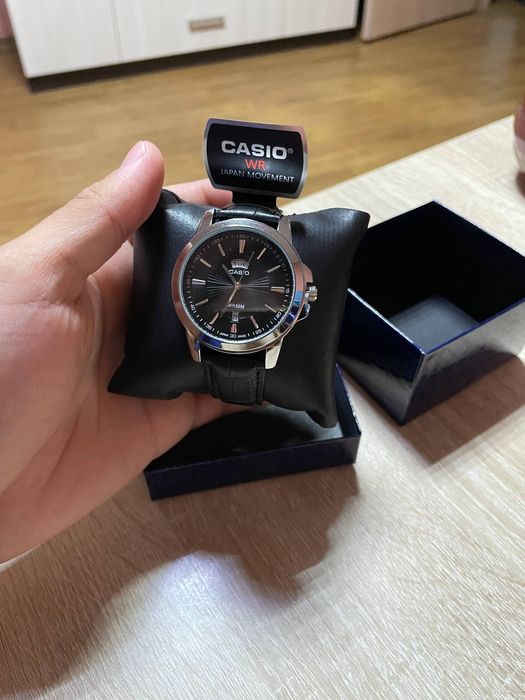 Новые часы в4 час по одной цене все работает отлично работает дата п