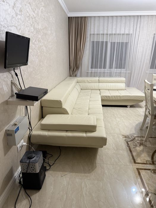 Диван ,натуральная кожа , молочного цвета