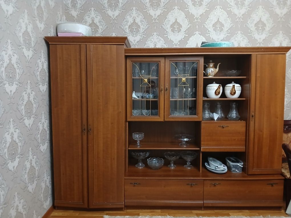 Гостиный сервант