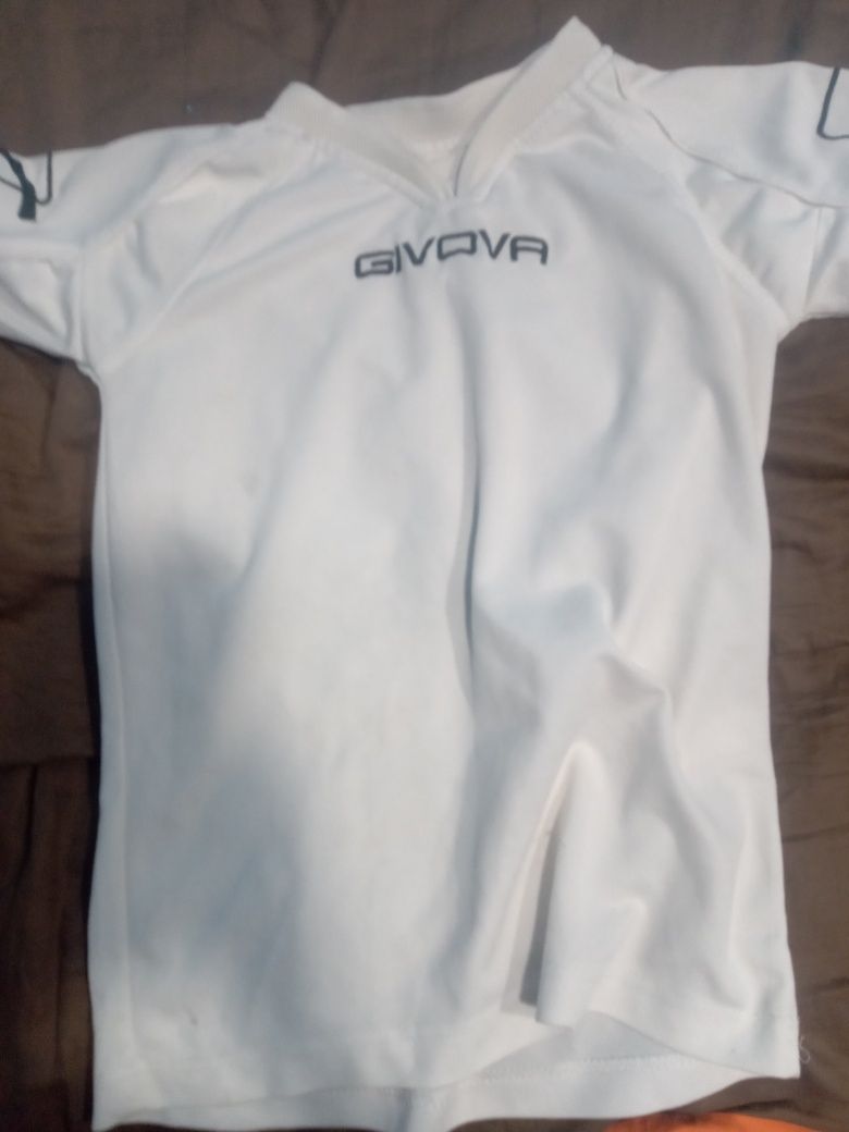 Vand tricouri si pantaloni scurti de fodbal