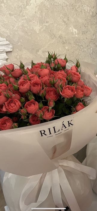 Кустовые розы в отличнем состояние