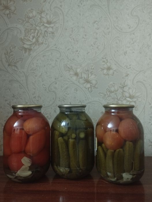 Соленые огурцы,помидоры,ассорти