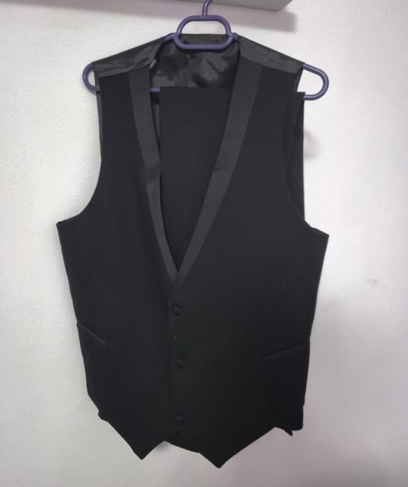 Vând costum trei piese