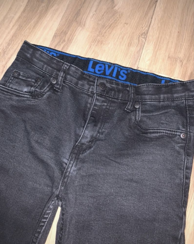 Blugi Levi’s cu talie medie