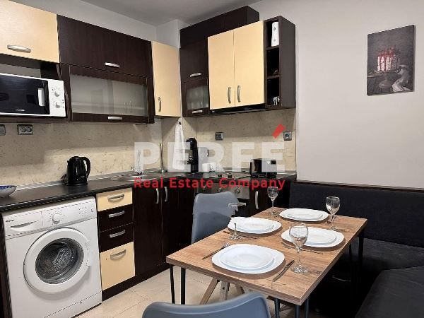 Дава се под наем Двустаен апартамент в Бургас, Център - 68 кв.м за 1000 € - Снимка #2