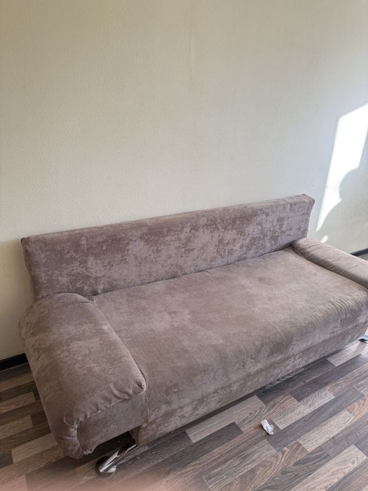 Диван коричневый