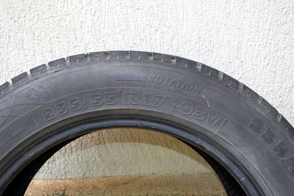 Зимните гуми Зимните гуми не са нови. 235/55/17  четири бр..