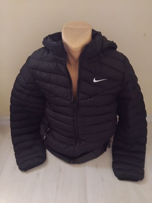 Ieftin. Geaca baieti Nike.