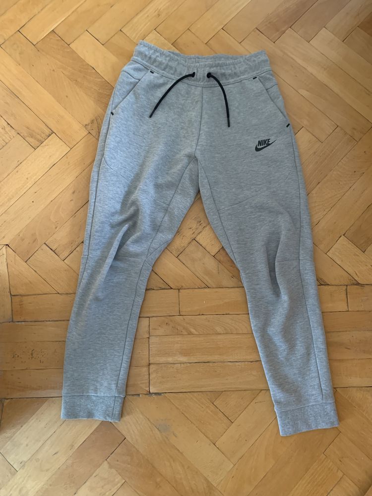 Pantaloni Nike tech