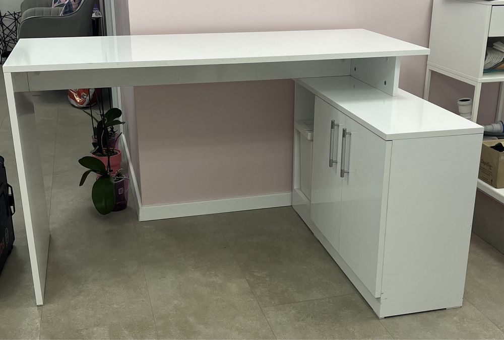 Бюро за маникюр/ офис / стаята