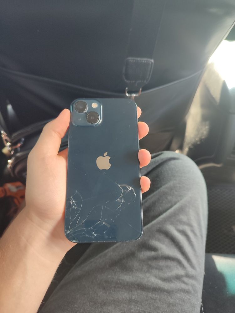 Iphone 13 работает отлично.
