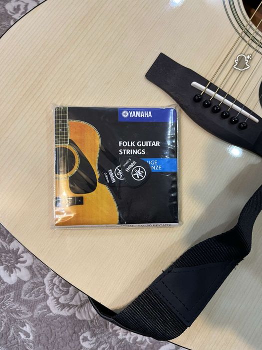 Chitară acustică Yamaha – Nouă, folosită doar de 2 ori!