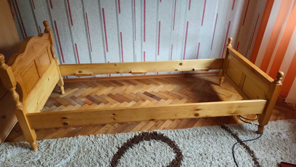 Продавам единично дървено легло