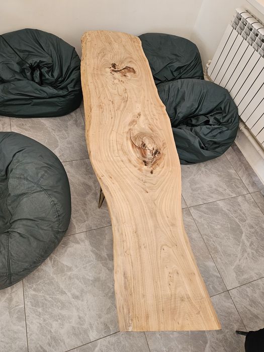 Журнальный стол из плотного дерева