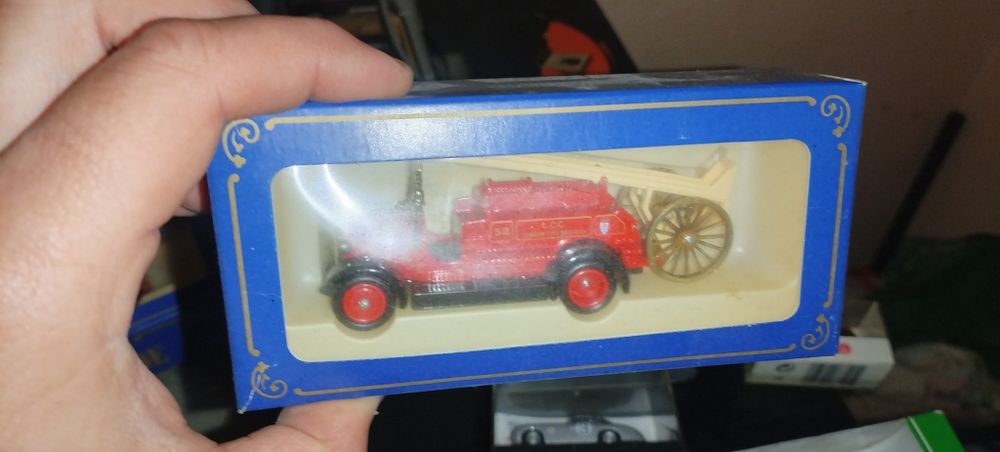 Продавам метални колички и камиони 1/18, 1:18 1:24 1:43