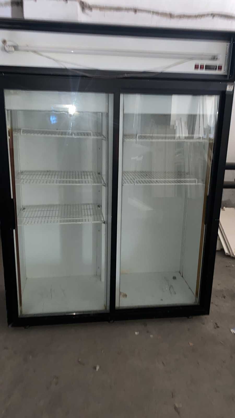 Продам холодильные витрины вертикальные