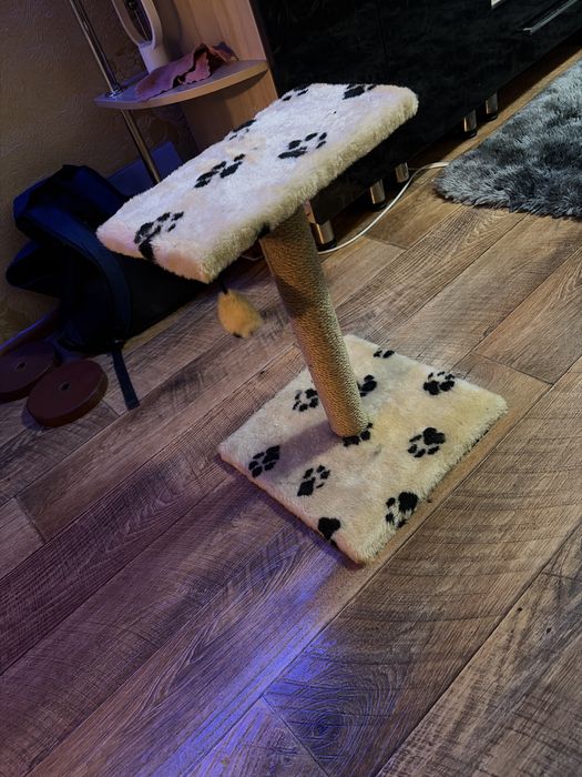 Продаю когтеточку для кота( высокая)