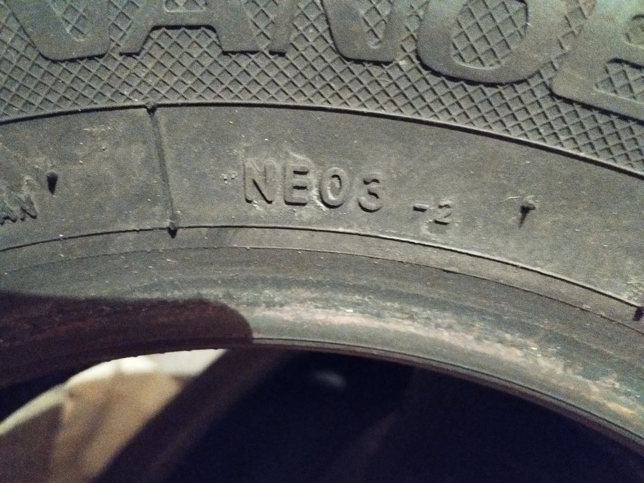 Продавам летни гуми.165/70 R13. С добър грайфер. Четири броя.