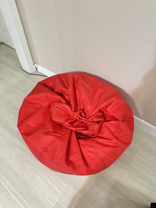 Пуфик красного цвета
