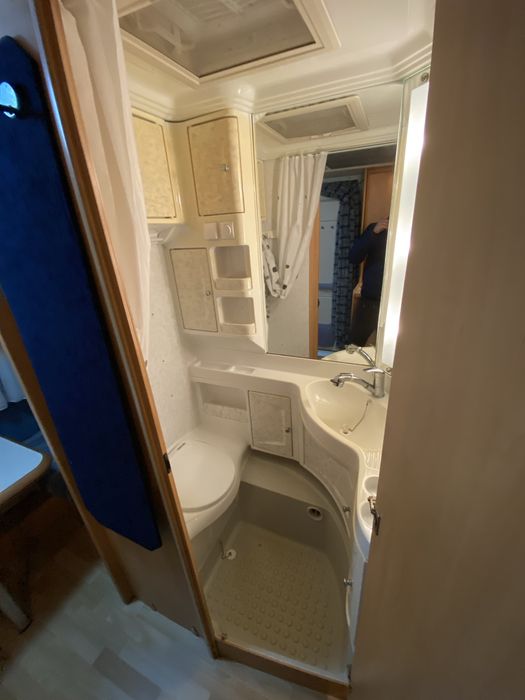 Vand rulota Hobby 400 BK( AC, mover, cort)