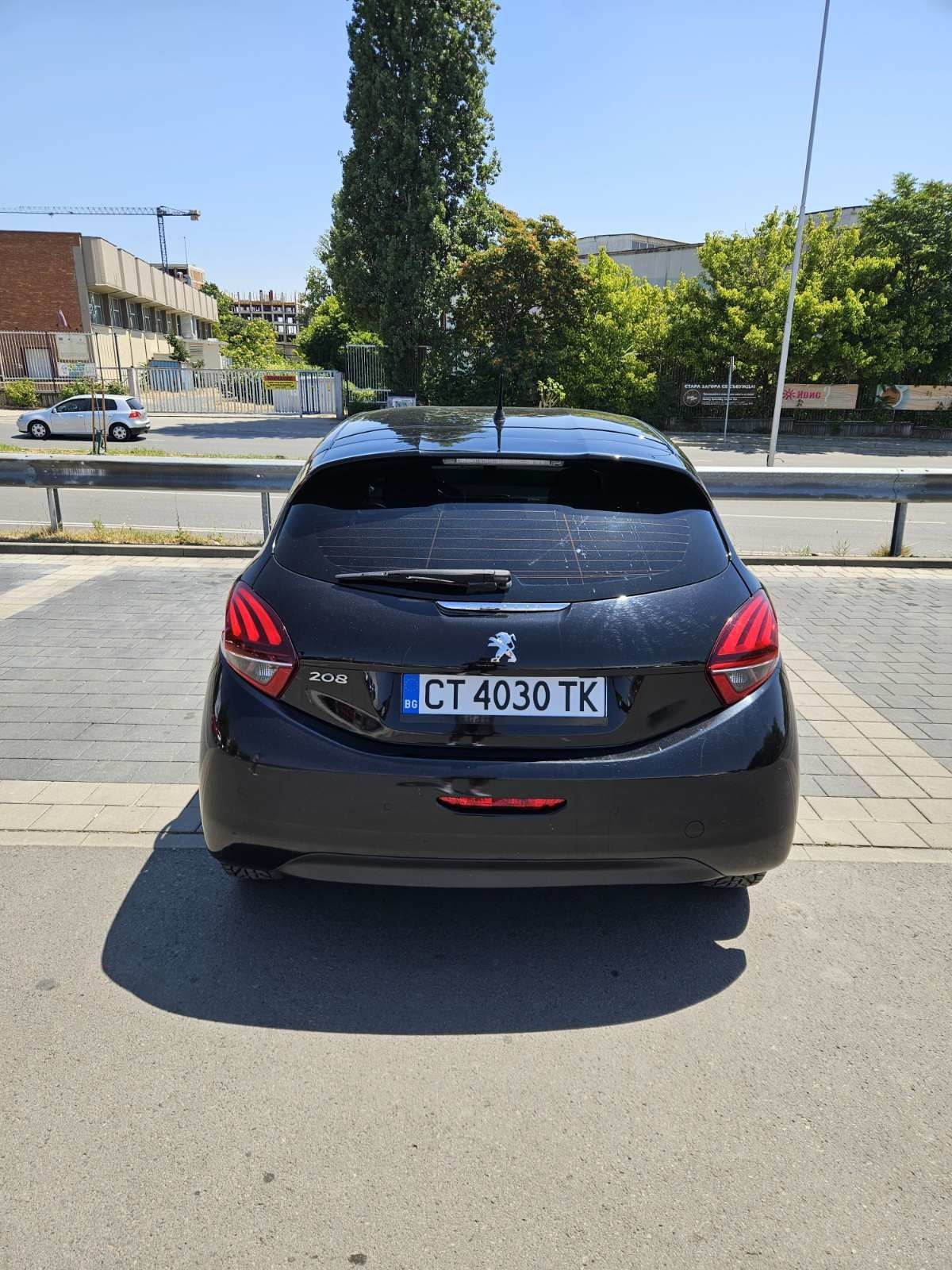 Продавам Peugeot 208