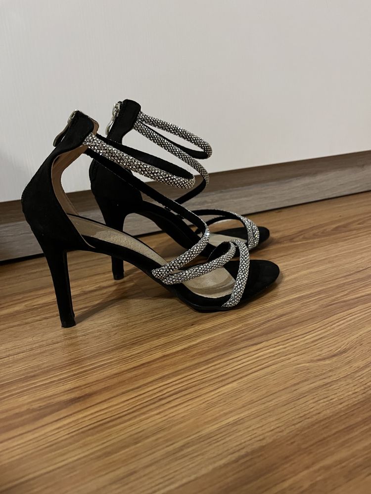 Нови дамски обувки на висок ток