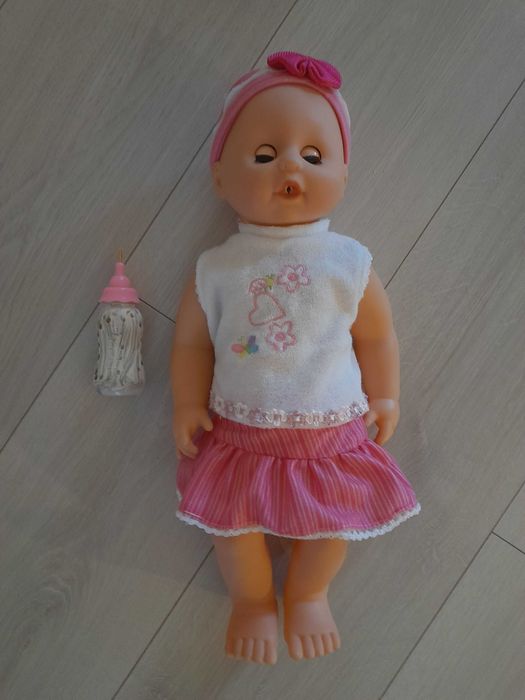 Papusa Maia care plange, cu biberon