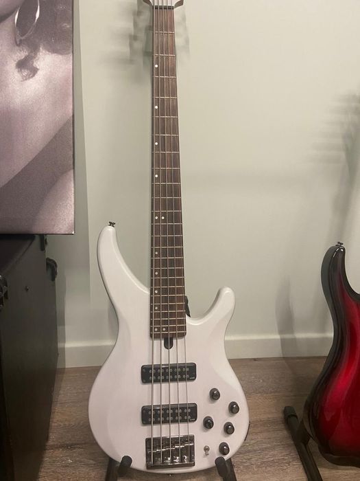 Бас гитара Ямаха,новая