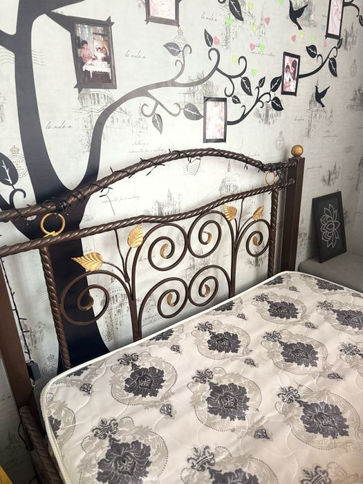 Продается кровать с матрасом
