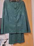 Costum din dantela verde, marimea XXL, foarte elegant si clasic, nou