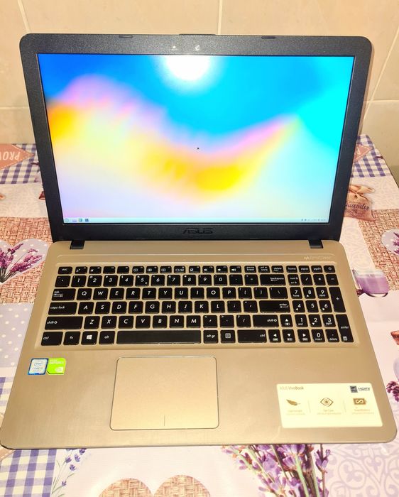 Vand laptop funcțional Asus