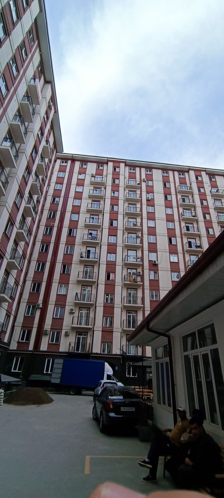 Nice villasda kvartira sotiladi 1 etaj va padval 224 kv