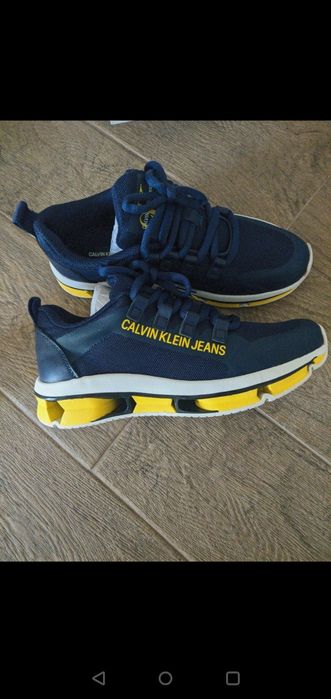 Vând adidași Calvin klein