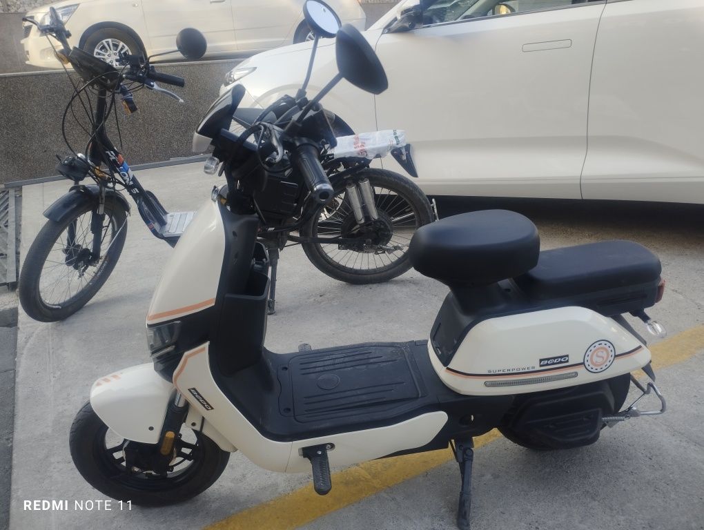 Skuter Bodo sotiladi. Mator 500v. Yurishi 55-60 km. Tezligi 40 km/soat