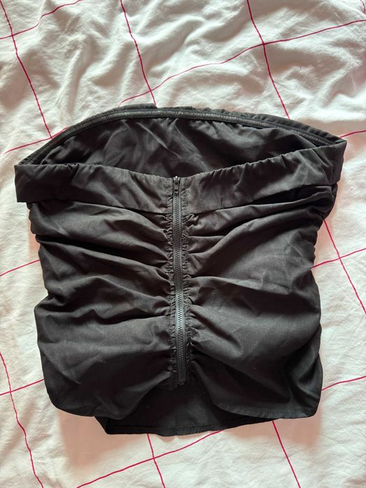 Елегантен Черен Топ – Подходящ за Официални Поводи