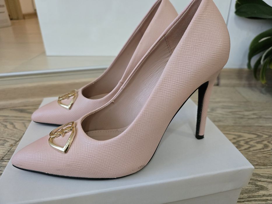 Дамси обувки с висок ток носени еди път