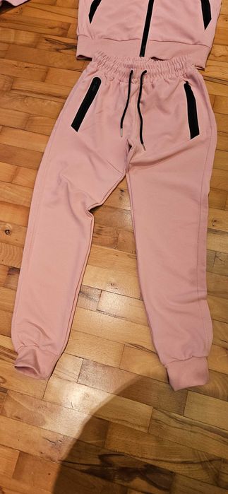 спортен екип розов