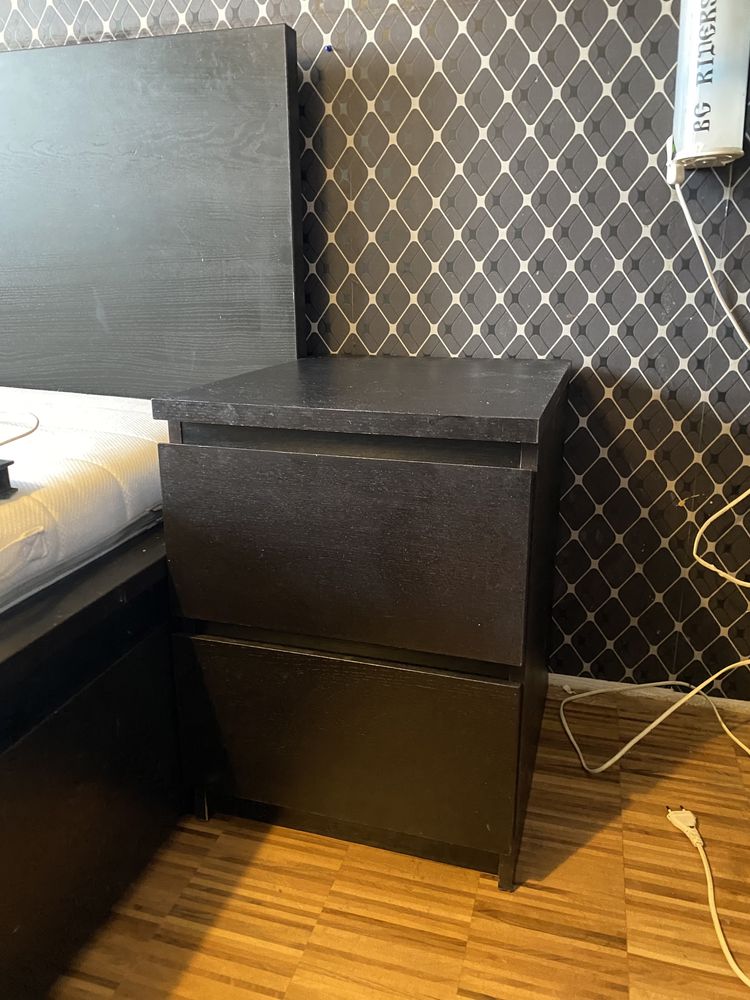 Черна спалня с чекмеджета с нощно шкафче