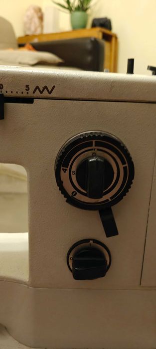 Mașină de cusut Nicoleta Cugir - coase, brodează și surfilează