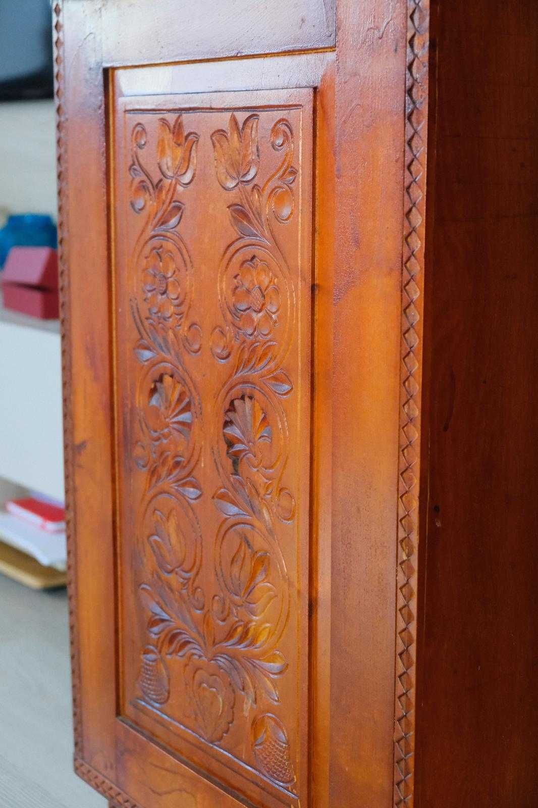 Mobila sculptata din lemn