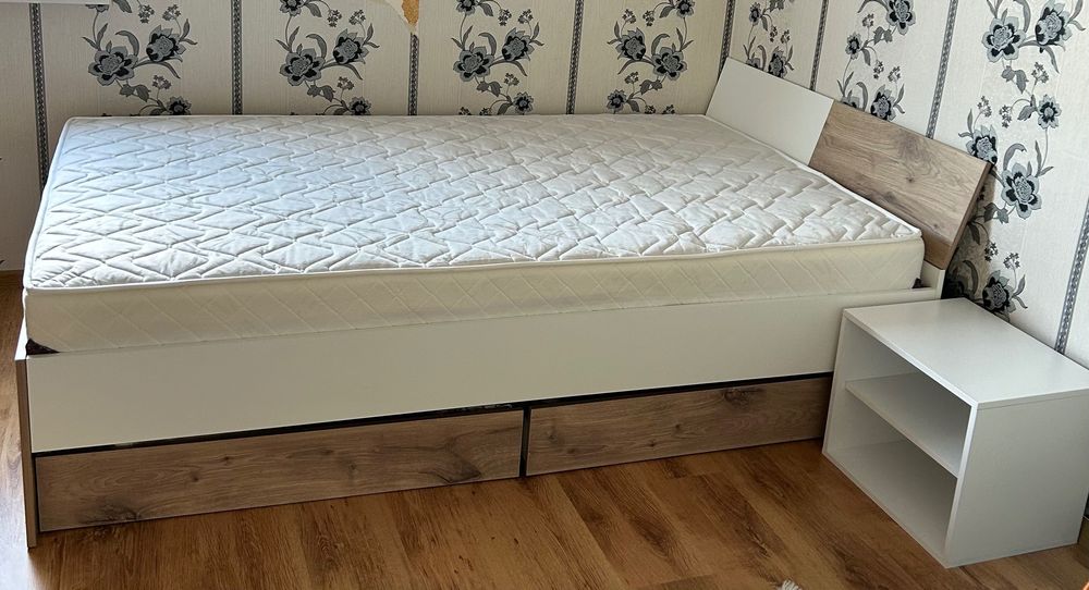 Продава се единично легло с нощно шкафче много добро състояние