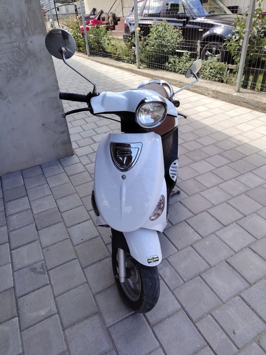 Moped scuter beeline
