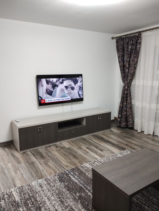 INCHIRIEZ  Apartament in spate la magazin VICTORIA
