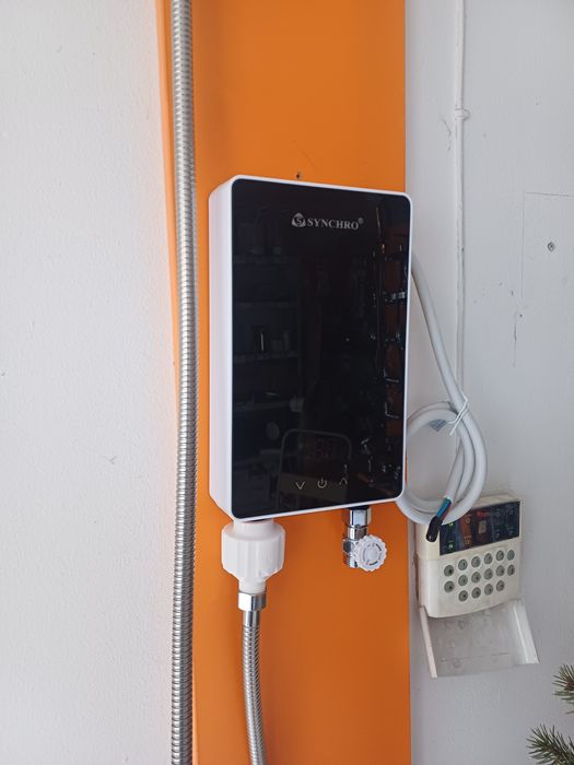 Електрически водонагревател - проточен бойлер с душ за баня кухня